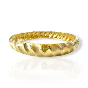 Дамска твърда златна гривна тип Bangle с релефна текстура 14К RG12996