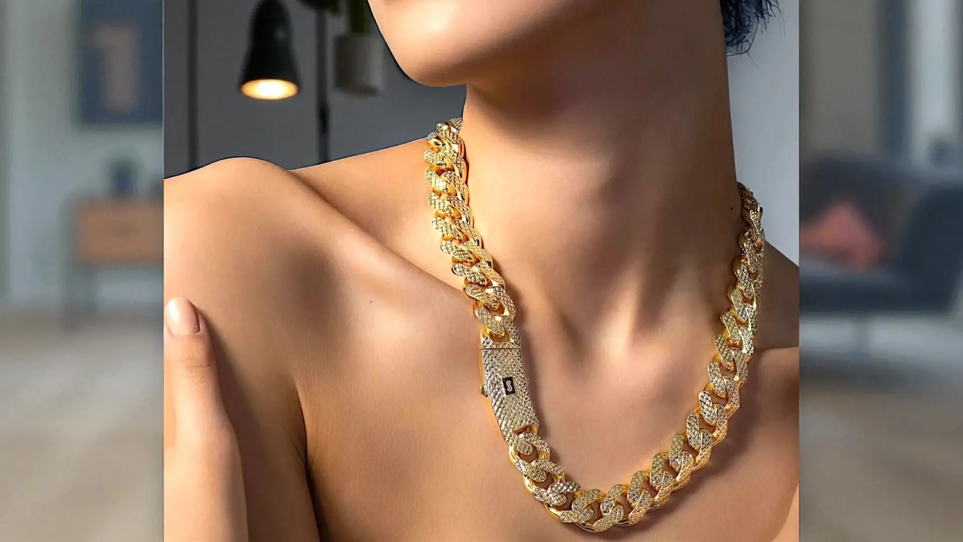 Луксозно дамско колие Monaco Chain с кубинска плетка и блестящи камъни, подчертаващо елегантната шия – златни бижута Ролекс Голд