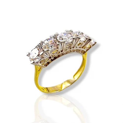 Дамски златен пръстен със сияйни камъни Swarovski от жълто злато. Изискано златно бижу Сваровски за всяка стилна жена. Подходящ за всякакъв повод.
