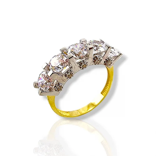 Дамски златен пръстен със сияйни камъни Swarovski от жълто злато. Изискано златно бижу Сваровски за всяка стилна жена. Подходящ за всякакъв повод.